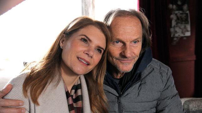 Sascha und Uschi hoffen, dass er bis zur Abreise wieder fit ist. Von links: Uschi Kirchleitner (Silke Popp) und Alexander "Sascha" Wagenbauer (Eisi Gulp). Weiteres Bildmaterial finden Sie unter www.br-foto.de.