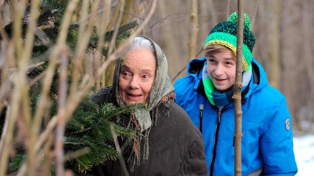 Theresa und Pauli beobachten wie Gerstl und Martin auf ihre falsche Flaschenpost reinfallen. Von links: Theresa Brunner (Ursula Erber) und Pauli (Dennis Hofmuth). Weiteres Bildmaterial finden Sie unter www.br-foto.de.