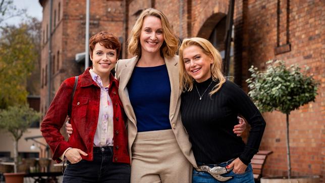 "Die Heiland - Wir sind Anwalt": Drehstart der fünften Staffel (v.l.n.r.): Sina Reiß (Rolle Assistentin Tilly Vogel), Christina Athenstädt (Rolle Romy Heiland); Jeanette Biedermann (Rolle Musikerin Jenny Wehran)