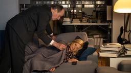 Markus Gellert (Herbert Knaup, l.) hat der heimatlosen Isa von Brede (Sabine Postel, r.) Unterschlupf in seiner Wohnung gewährt. Sie schläft auf einem Sofa ein, liebevoll deckt er sie zu.