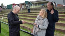 Der ehrenamtliche Fußballtrainer Achim Voss (Michael Lott) braucht die Hilfe der Anwälte Isabel von Brede (Sabine Postel) und Markus Gellert (Herbert Knaup, r. mit Komparsen, h.).