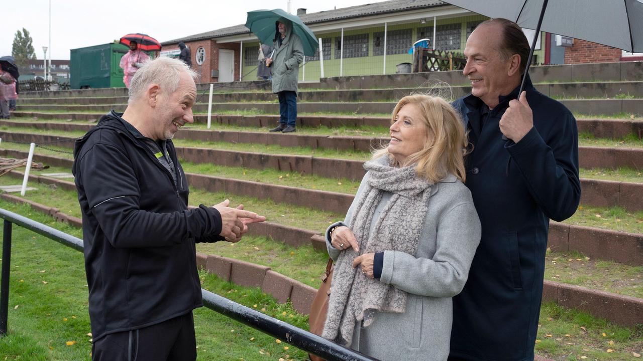 Der ehrenamtliche Fußballtrainer Achim Voss (Michael Lott) braucht die Hilfe der Anwälte Isabel von Brede (Sabine Postel) und Markus Gellert (Herbert Knaup, r. mit Komparsen, h.).