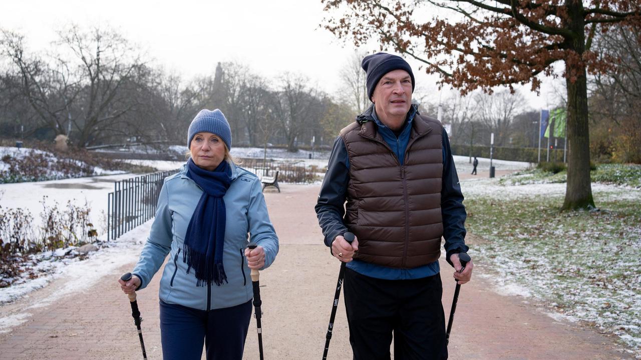 Fit ohne Fun: Anwältin Isa von Brede (Sabine Postel) walkt mit Partner Markus Gellert (Herbert Knaup).