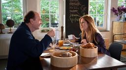 Markus Gellert (Herbert Knaup) und Barbara Geldermann (Esther Schweins) genießen ein entspanntes Frühstück.