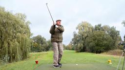 Richter Greinert (Thomas Kügel) verbringt jede freie Minute auf dem Golfplatz. Das wird ihm in dieser Folge zum Verhängnis.