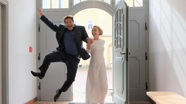 Beschwingt ins Eheleben: Das Brautpaar Christian (Francis Fulton-Smith) und Tanja (Christina Athenstädt) freut sich auf die Hochzeit.