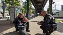 Auf ihrer ersten gemeinsamen Streife lesen Bente Hinrichs (Sinha Melina Gierke) und Lukas Petersen (Patrick Abozen) die verletzte Linda Evers (Leonie Wesselow) auf, die behauptet, gestürzt zu sein. Doch das glaubt Bente ihr nicht.