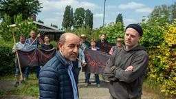 Bauunternehmer Heinrich Rückert (Yaşar Çetin, li.) trifft im Kleingartenverein (Komparserie) auf harten Widerstand - besonders von Martin Jost (Sebastian Jakob Doppelbauer, re.).