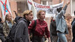 Frank (Nico Ehrenteit) und seine Freundin Melanie von Stetten (Ruby M. Lichtenberg) nehmen an einem Demonstrationszug gegen Tierversuche teil.