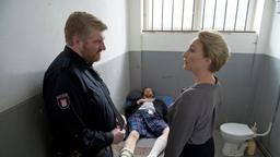 Hannes Krabbe (Marc Zwinz) und Frau Küppers (Saskia Fischer) haben den betrunkenen Schotten Robert Wallace (Ben Reynolds) in die Ausnüchterungszelle verfrachten lassen.