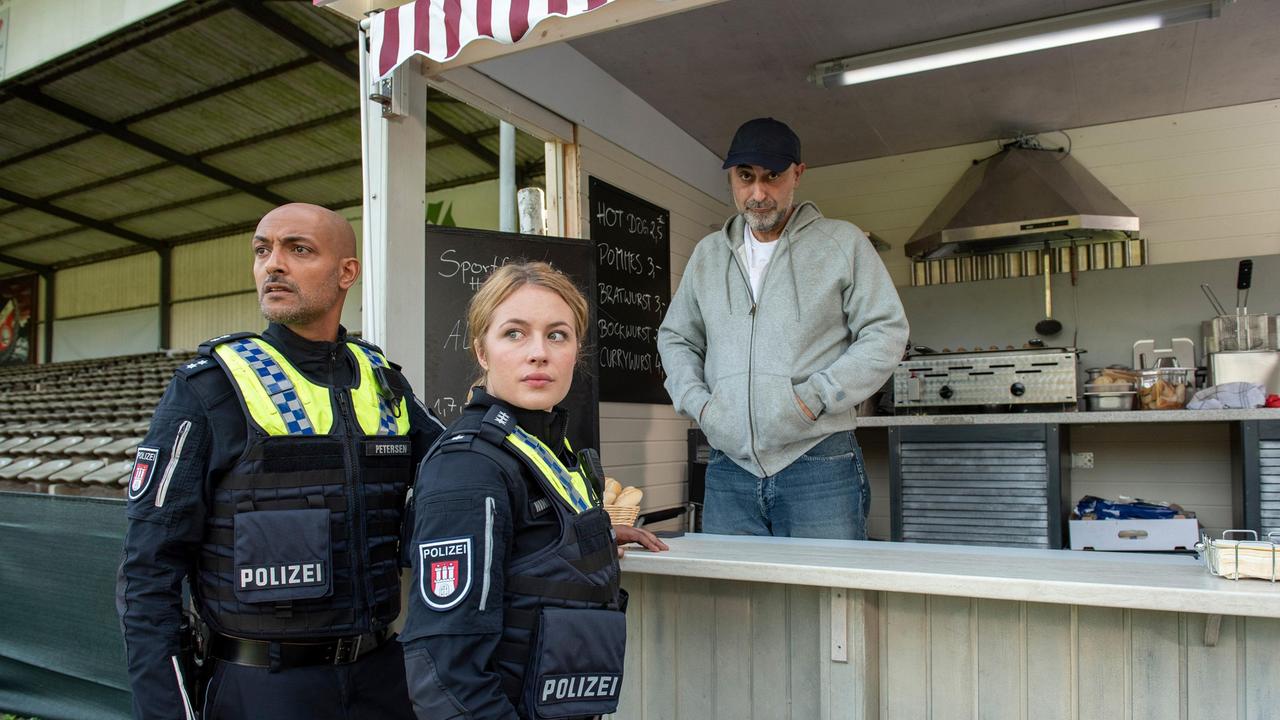 Lukas Petersen (Patrick Abozen) und Bente Hinrichs (Sinha Melina Gierke) beobachten den "Bruderkrieg" - ebenso wie der Vater der Brüder, Hakan Kuzu (Özgür Karadeniz).