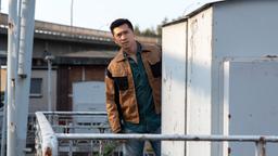 Seemann Cuong Nguyen (Aaron Le) muss sich vor der Polizei verstecken.