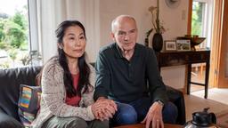 Yoko (Akiko Hitomi) und Dietmar Ohlsen (Axel Gottschick) sind ein nettes, älteres Ehepaar - stimmig sind ihre Aussagen jedoch nicht.