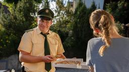 Lenerl (Victoria Abelmann-Brockman) zeigt Martin Riedl (Paul Sedlmeir) den Pizza Automaten.