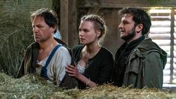 Peter Lengstätter (Winfried Frey), Anna Lengstätter (Christina Arends) und Anton Lengstätter (Tommy Schwimmer) im Heustadel.