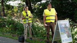 Riedl (Paul Sedlmeir) und Christina (Mitsou Jung) führen die Verkehrskontrolle "Aktion sicheres Fahren" durch.