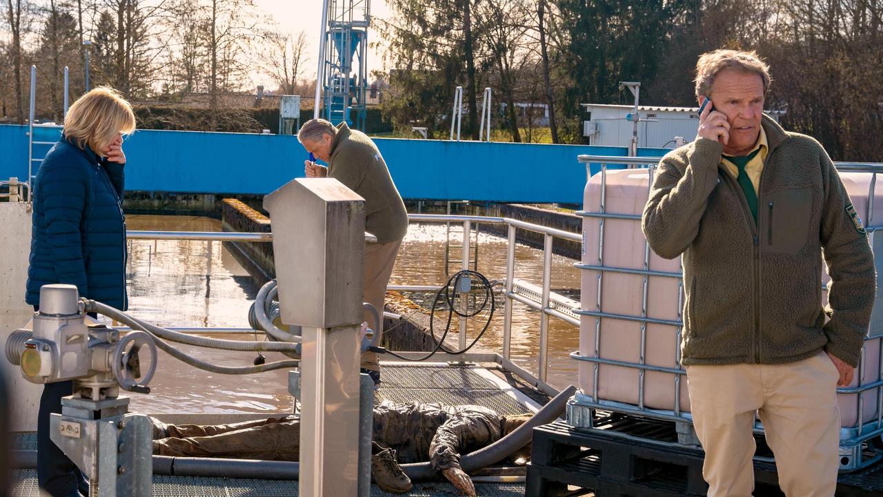 Statt den vorgeladenen Mitarbeiter Felix Hein bei der Arbeit, finden Hubert (Christian Tramitz) und Girwidz (Michael Brandner) seine Leiche im Vorklärbecken. Kläranlagenchefin (Anja Stange) ist entsetzt.