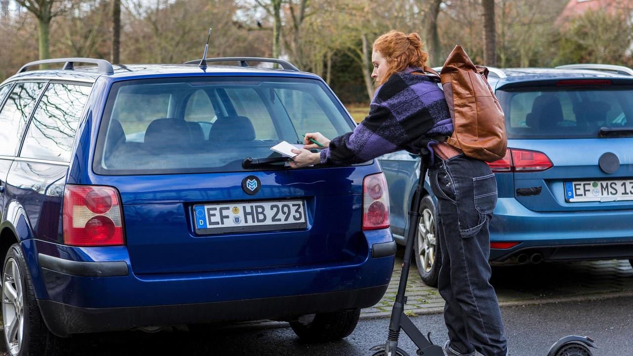 Auf dem morgendlichen Weg ins Klinikum passiert der Assistenzärztin Tamar Hummel (Linda Kummer) ein Missgeschick und sie rammt ein Auto mit ihrem E-Roller.