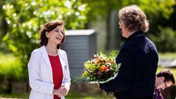 Der Musiker André Rieu fragt Prof. Dr. Karin Patzelt (Marijam Agischewa) nach einer verunfallten Konzertbesucherin, die er im JTK gern mit einem Besuch überraschen möchte.