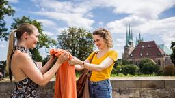 Die Freundinnen Dr. Julia Berger (Mirka Pigulla) und Dr. Elly Winter (Juliane Fisch) haben sich vorgenommen trotz individueller Enttäuschungen den Abend gemeinsam zu feiern. Gut, dass Julia ein zweites Kleid mit dabei hat.