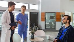 Dr. Ben Ahlbeck (Philipp Danne) und Florian Osterwald (Lion Wasczyk) klären den Patienten Ludger Holm  (Marc Schöttner) über seine besondere Diagnose auf.