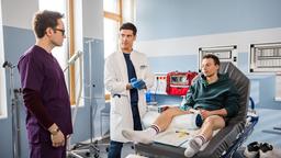 Dr. Ben Ahlbeck (Philipp Danne) und Oliver Probst (Arne Kertész) nehmen den Patienten Patrick Lesser (Andreas Warmbrunn) in der Notaufnahme auf, den Olli noch aus Schulzeiten kennt.