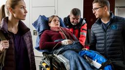 Dr. Julia Berger (Mirka Pigulla) und Dr. Elias Bähr (Stefan Ruppe) kümmern sich um die junge, liebenswerte Lara Zetschke (Lea Reihl, M. mit Komparse), die mit ihrem Baby Lennox ins Klinikum kommt, weil sie starke Bauchschmerzen hat.