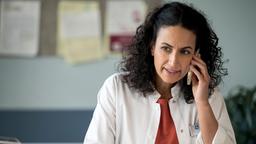 Dr. Leyla Sherbaz (Sanam Afrashteh) bekommt eine Absage.