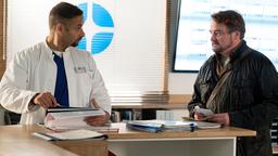 Dr. Matteo Moreau (Mike Adler) und Dr. Marc Lindner (Christian Beermann) treffen nach Marcs Auszeit erstmalig aufeinander.