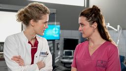 Elly (Juliane Fisch) und Viktoria (Isabella Krieger) versuchen die beste Lösung für ihre Patienten zu finden.
