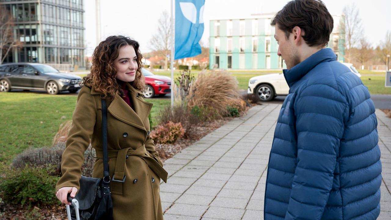 Florian Osterwald (Lion Wasczyk) freut sich, Schwester Jasmin Hatem (Leslie-Vanessa Lill) aus der Sachsenklinik begrüßen zu können, die für ein paar Tage aushilft.