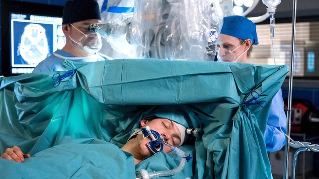 Im Operationssaal herrscht hochkonzentriertes Schweigen. Dr. Lindner (Christian Beermann) und Dr. Lipp (Kassandra Wedel) haben einen besonderen Patienten auf dem OP-Tisch vor sich - Florian Osterwald (Lion Wasczyk).