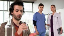 Julia (Mirka Pigulla) erwischt ihren Patienten Freddie Seifert (Raphael Akeel) beim Wassertrinken und stellt daraufhin Florian (Lion Wasczyk) zur Rede.