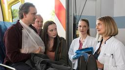 Olaf Schönholz (Sebastian Weber) wird mit einem Schlüsselbeinbruch ins JTK eingeliefert. Seine Tochter Jeanette (Johanna Werner) ist den Ärzten gegenüber skeptisch. Julia Berger (Mirka Pigulla) und Dr. Franziska Ruhland (Gunda Ebert) gehen von einem Routinefall aus.