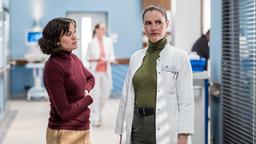 Rebekka (Milena Straube) und Julia (Mirka Pigulla) schmieden einen Plan.