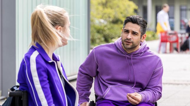 Sandra Mertens Co-Trainer, Tino Wiesner (Daniel Rodic), versucht Sandra (Annina Euling) zu dem Eingriff zu überreden.