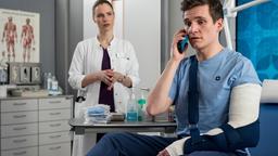 Thorben Trampert (Frederik Bott) wird von Julia (Mirka Pigulla) untersucht, bis sein Handy klingelt ...
