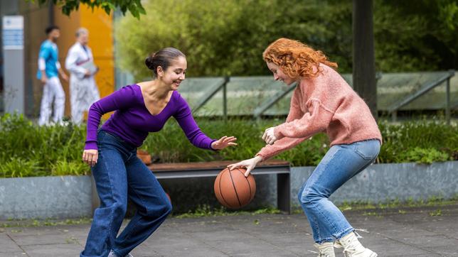 Um was spielen Sofia (Olivia Papoli-Barawati) und Tamar (Linda Kummer) Basketball?