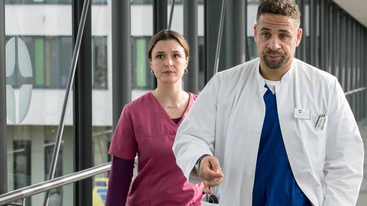 Viktoria Stadler  (Isabella Krieger) und Dr. Matteo Moreau (Mike Adler) sind in Sorge um Ihren Patienten.