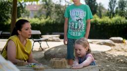 Arzu Ritter (Arzu Bazman, li.) ist mit ihren beiden Kindern Oskar (Leonard Scholz, oben,) und Pauline (Lara Schierack, unten) auf dem Spielplatz. Die Situation, dass ihr mittlerer Sohn Max hochbegabt sein soll, bringt ziemlich viel Unruhe in die Familie.