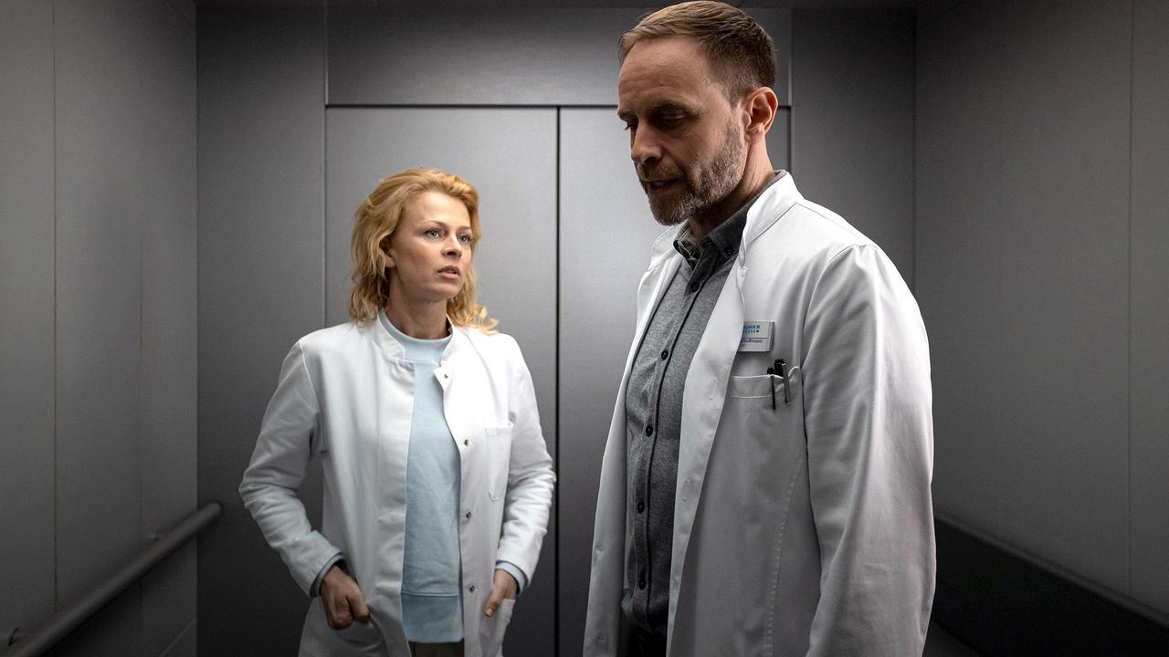 Dr. Ina Schulte (Isabell Gerschke) soll die neue Gynäkologin in der Sachsenklinik werden. Doch der Chefarzt Dr. Kai Hoffmann (Julian Weigend) ist nicht begeistert, dass Ina ausgerechnet an "seiner" Klinik anfangen will.