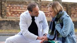 Dr. Kai Hoffmann (Julian Weigend) findet hinter der Klinik Sally Kuhn (Friederike Linke) mit starken Atemproblemen.