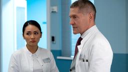 Dr. Kaminski (Udo Schenk) will von Dr. Lilly Phan (Mai Duong Kieu) etwas mehr über die junge Frau erfahren, die ihn seit Tagen verfolgt und nun nach einem Sturz in der Sachsenklinik liegt.