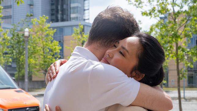 Dr. Lilly Phan (Mai Duong Kieu, re.) wagt den großen Schritt und wird die Leitung der Neurologie an einem Klinikum in Bern übernehmen. Ganz nach "Lilly-Art" verlässt sie an ihrem letzten Tag die Klinik, wie an so vielen Tagen vorher auch. Doch Kris Haas (Jascha Rust, li.) fordert einen richtigen Abschied und wenigstens eine Umarmung ein.