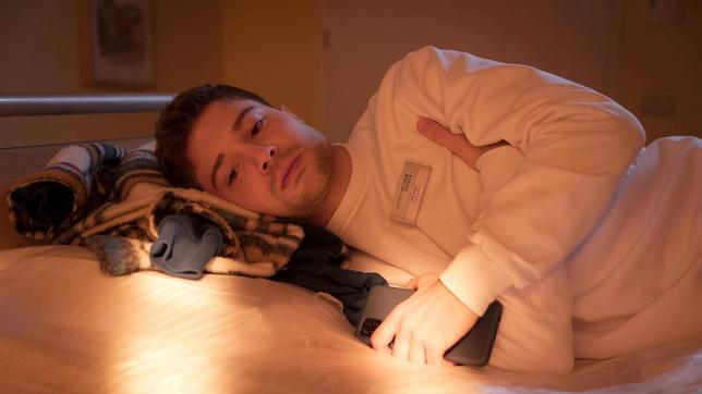 Ein Streit mit seiner Freundin und Kollegin Miriam, zwingt Kris Haas (Jascha Rust) dazu, eine Nacht in der Klinik zu schlafen.