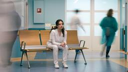Jasmin Hatem (Leslie-Vanessa Lill) geht die Geschichte einer Patientin sehr, sehr nahe.
