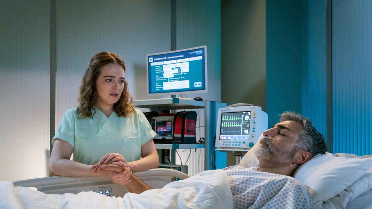 Jasmin Hatem (Leslie-Vanessa Lill) hofft, dass ihr Vater (Neil Malik Abdullah) nach seiner Not-OP wieder aufwacht.