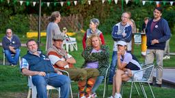 Der Minigolf-Wettkampf ist unterbrochen bis alle Anwesenden eine Schriftprobe abgegeben haben. Arthur (Felix Vörtler), Heino (Sebastian Schwarz), Heike (Petra Kleinert) und Susanne Kurz (Marie Burchard) warten genervt (mit Komparsen).