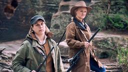 Ein abgesperrter Tatort auf ihrem eigenen Grund gehört nicht zu dem, was die Töchter des regionalen Kartoffel-Unternehmers Sieglinde (Johanna Wieking) und Annabell (Anna Hilgedieck) Vettweiß akzeptieren …