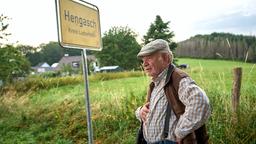 Hans Zielonka (Michael Hanemann) verabschiedet sich auf dem Weg zum UFO ein letztes Mal von Hengasch.